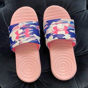 Under Armour girls slides size 3 -worn once EUC